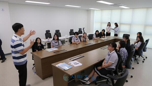 [천안서여자중학교 청소년방과후아카데미 청소년들이 천안시청 대중교통과 이광주 버스행정팀장과의 간담회 시간을 갖고 있다./사진=천안시청소년복합커뮤니티센터 제공]