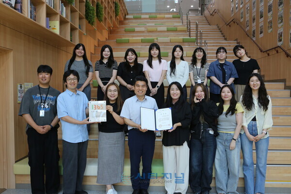 [천안시청소년복합커뮤니티센터, 자원봉사 우수 활동처로 선정돼 감사장 수상한 뒤 직원들과 기념 촬영/사진=천안시청소년복합커뮤니티센터 제공]