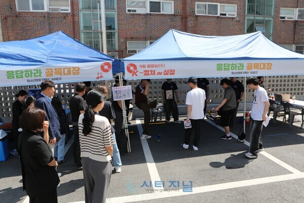 [K-컬처in성정 행사에서 청소년들이 K-컬처 관련 체험 부스 활동 참여/사진=유명조 기자]