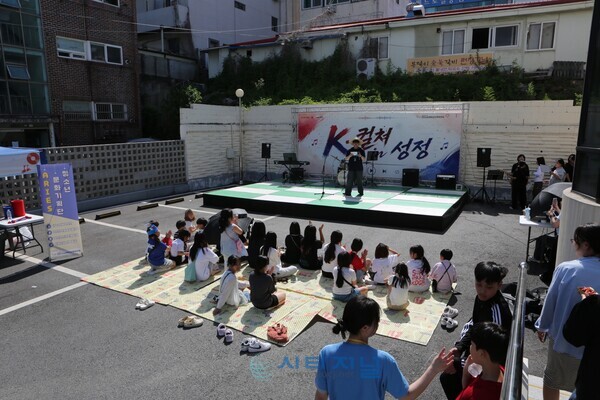 [K-컬처in성정 행사에서 소속 밴드동아리와 댄스동아리가 참여하는 버스킹 공연 진행/사진=유명조 기자]