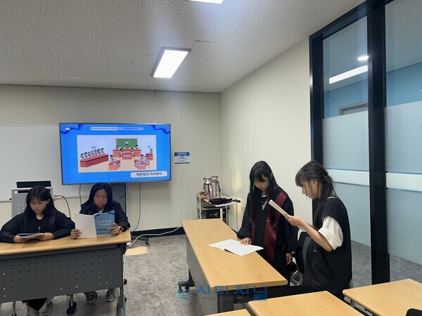 [로-티즌 아카데미 프로그램의 모의재판 활동을 진행하고 있다./사진=성정청소년문화의집 제공]