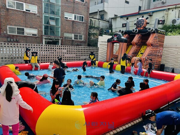 물놀이 축제를 운영하고 있다. (사진=천안시성정청소년문화의집)