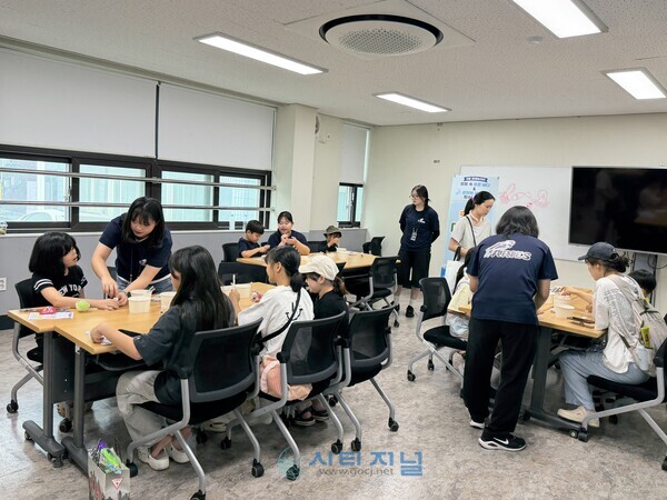 여름·바다 관련 체험 부스를 진행하고 있다. (사진=천안시성정청소년문화의집)