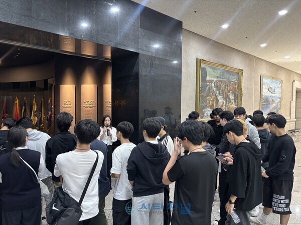 천안시 고등학생 호국보훈 확장 교실 참여 청소년들이 16일 용산 전쟁기념관 방문 전문 해설을 듣고 있다. (사진=천안시청소년복합커뮤니티센터)
