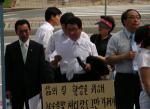자유선진당 소속 대전지역 5개구의회 구 의원들이 집회에서 성명서를 발표할 계획이 무산되자 발길을 돌렸다