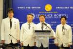 왼쪽부터 금기창 홍보실장, 이철세 브란스병원장, 박창일 연세의료원장, 박무석 호흡기내과 교수