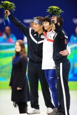 14일 오전(한국시간) 캐나다 밴쿠버 퍼시픽 콜리시움에서 열린 2010 밴쿠버 동계올림픽 쇼트트랙 남자 1500m 결승전에서 금메달을 따낸 이정수(한국)가 은, 동메달 리스트와 포즈를 취하고 있다.
