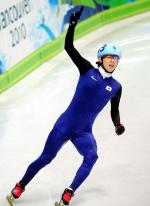 14일 오후(한국시간) 캐나다 밴쿠버 퍼시픽 콜리시움에서 열린 2010 밴쿠버 동계올림픽 쇼트트랙 남자 1500m 결승전에서 금메달을 획득한 이정수(한국)가 골인하며 환호하고 있다.