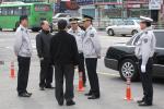 강찬조 대전지방경찰청장이 대전역앞에서 증가한 차량들의 소통을 원활히 하고자 교통관리중인 교통경찰관들을 방문해 격려하고 있다.