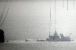 천안함 침몰 18일째인 12일 오후 백령도 연화리 함미 침몰해역에서 작업중이던 대형크레인이 함미를 인양해 백령도 인근 연안으로 이동하고 있다.