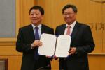 MOU 협약체결을 후 합의서를 보이고 있는 대전도시철도공사 김종희 사장(좌)과 이상천 한국기계연구원장(우)