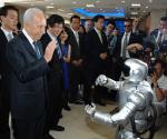 KAIST가 개발한 휴먼노이드 로봇 '휴보'와 인사를 나누고 있는 시몬 페레스 이스라엘 대통령 모습