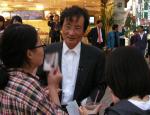 '백만송이 국민의 명령- 유쾌한 100만 민란 프로젝트'를 진행중인 배우 문성근씨가 1일 대전 둔산동에서 오가는 시민들에게 프로젝트에 대한 배경을 설명하고 있다.