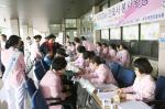 충남대병원 간호사들이 간호봉사활동을 펼치고 있다.