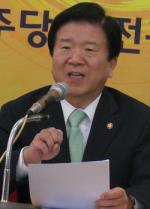 민주당 박병석 의원 6일 기자회견 통해 16개 국책연구기관의 세종시 이전이 확정됐다고 발표했다.