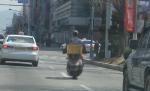 대전 서구 둔산동 시청 앞을 지나는 오토바이 운전자가 안전모를 착용하지 않고 지나고 있다.