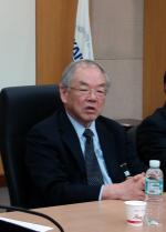 한국과학기술원(KAIST) 서남표 총장이 13일 오후 기자 간담회를 통해 "교수협의회가 요구한 KAIST 비상혁신위원회 구성을 받아들이겠다"고 선언하고 있다.