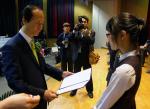 지난 15일 열린 제 23회 대전시학생과학발명품경진대회 시상식에서 김신호대전시교육감이 한 여학생에게 상을 수여하고 있다.