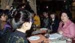 김금래 여성가족부 장관이 청소년들에게 학교폭력 실태 등에 대해 듣고 있다.