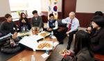 KAIST 서남표 총장이 3일 학생들을 초청, 피자를 먹으며 대화를 하고 있다.