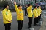 4.11 총선 선거전이 시작된 첫날 민주통합당 대전 서구을 박범계 후보가 월평역4거리에서 손가락으로 기호 2를 상징하는 V자를 그리며 지지를 호소하고 있다.