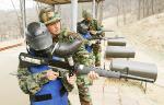 9일 육군 제32사단 대덕구대대를 방문한 장동초등학교 학생이 조교의 통제에 따라 서바이벌 장비를 다뤄보고 있다.
