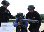 4일 육군 제32사단이 충남 도서 지역 초등학생을 초청, 어린이날 행사를 실시했다. 이날 행사에 참석한 한 초등학생이 부대에 전시된 장비 중 헌병특임대 저격용소총을 조준해 보고 있다.