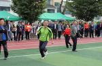 금성초등학교 총 동문회가 지난해 체육대회를 하면서 이어달리기를 하고 있다.