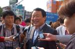 28일 염홍철 대전시장이 대전역에서 민주통합당 문재인 대선 후보를 비공개로 만나 지역 현안에 협조해줄 것을 요청했다고 밝혔다. 하지만 이날 만남에 대해 정치적 확대 해석에는 경계감을 나타냈다.