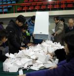 [ 시티저널 신유진 기자 ] 제 18대 대통령 선거 투표가 19일 오후 6시 종료되자 투표함이 지역별 개표소로 속속 도착, 개표를 시작했다.