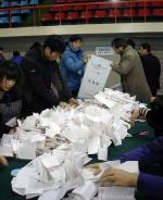 [ 시티저널 신유진 기자 ] 제 18대 대통령 선거 투표가 19일 오후 6시 종료되자 투표함이 지역별 개표소로 속속 도착, 개표를 시작했다.