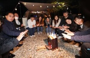 박희조 동구청장이 17일 상소오토캠핑장에서 열린 ‘청년스토리 인 캠핑’에서 동구청년네트워크 회원들과 기념촬영을 하고 있다.