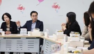 박희조 동구청장이 25일 동구 생활문화센터에서 개최된 북부권 초‧중학교 운영위원장 간담회에서 학부모들과 이야기를 나누고 있다.