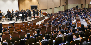 17일 대전시립 교향악단은 국방 과학 연구소(ADD)에서 귀에 익숙하고 가을에 어울리는 아름다운 선율의 곡으로 연구소 직원을 위한 힐링 콘서트를 펼쳤다.