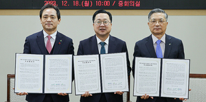 18일 대전 도시공사 정국영 사장, 이장우 대전시장, 한국토지주택공사 이한준(사진 왼쪽부터) 사장이 나노·반도체 국가 산업 단지의 성공적인 조성을 위한 기본 협약을 체결했다.