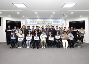 19일 구청 대회의실에서‘제6기 지역문제해결 아이디어 경진대회’를 개최한 가운데 정용래 유성구청장이 참여자들과 기념촬영을 하고 있다.