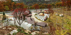 중부대학교 고양 캠퍼스 실외 정원의 모습.