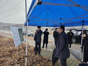 [박상돈 천안시장이 17일 천안시 성남면 행정복지센터를 방문해 주민들과 지역 현안을 논의하고 민원 사항을 점검했다./사진 : 천안시 제공]