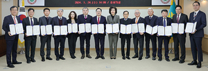 24일 대전시는 13개 기관과 대전 스마트 농업 허브 도시 조성을 위한 업무 협약을 체결했다. 협약에 따라 스마트 농업 육성과 확산·고도화를 위해 역량을 결집하기로 했다.
