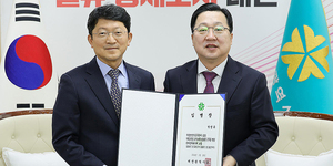 1일 대전시 박영규(왼쪽) 신임 국제 관계 대사가 이장우(오른쪽) 대전시장에게 임명장을 받고 기념 촬영을 하고 있다.