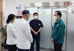 대전한국병원을 찾은 박희조 동구청장이 의료진을 격려하고 있다.