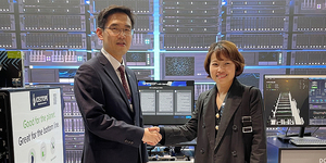 대전시 장호중(왼쪽) 경제 과학 부시장이 2024 모바일 웓드 콩그레스에 참가한 영국의 데이터 센터 액체 냉각 시스템을 개발하고 있는 ICEOTOPE 관계자와 만나 악수를 하고 있다.