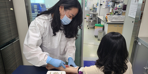 대전 보건 환경 연구원이 코로나 19 자연 감염과 백신 접종 항체 양성 연구 조사를 위해 검체를 채취하고 있는 모습.