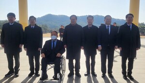 국민의힘 대전 7개선거구 후보자들이 대전현충원을 찾아 참배하고 있다