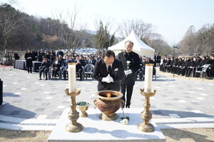 [박상돈 천안시장이 22일 천안보훈공원에서 천안함 46용사 추모비에 참배하고 있다./사진 : 천안시 제공]