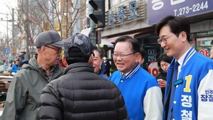 김부겸 더불어민주당 상임 공동선대위원장이 대전 중앙시장을 찾아 시민들과 만나 동구 장철민 후보 지지를 호소하고 있다  