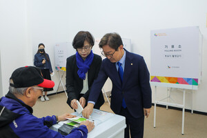  더불어민주당 대전 서구을 박범계 후보가 대전시청1츨에 마련된 사전투표소에서 투표를 하고 있다