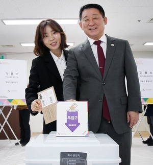 서철모 대전 서구청장이 제22대 국회의원 선거 사전투표를 하고 있다