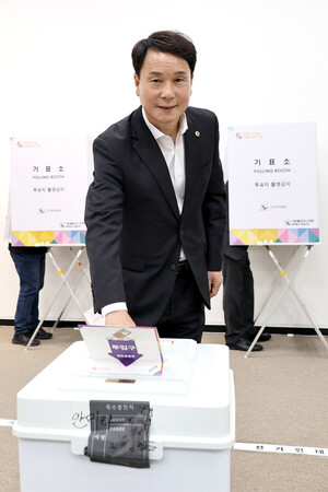 이상래 대전시의회 의장 5일 제22대 국회의원선거 사전투표를 하고 있다