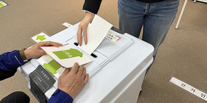 5일 4·10 국회의원 총 선거 사전 투표를 시작한 가운데 대전시청에 마련한 사전 투표소에서 투표를 마친 한 시민이 투표 용지를 투표함에 넣고 있다.